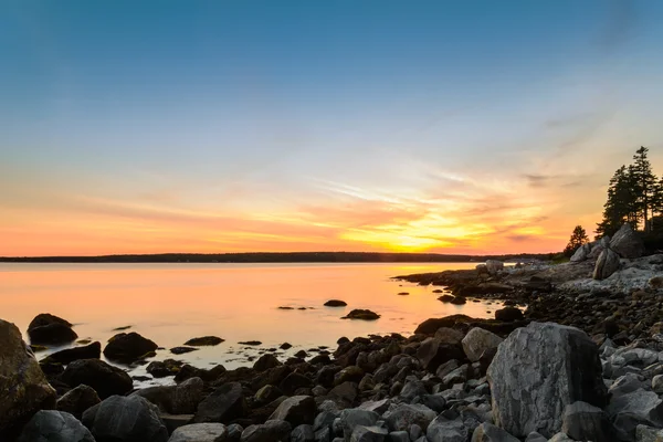 Praia ao pôr do sol (longa velocidade do obturador ) — Fotografia de Stock