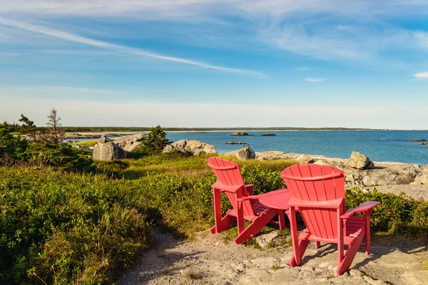 Красные стулья с видом на пляж Кеджи — стоковое фото