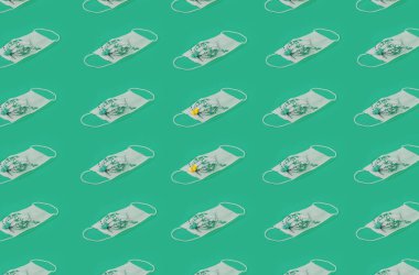 Çiçekli ve yeşil arkaplanlı tıbbi yüz maskelerinin tekrarlanan modelini kapat. Corona Koruma Sağlıklı Kavram. Düzenli Desen, Düz Yat.