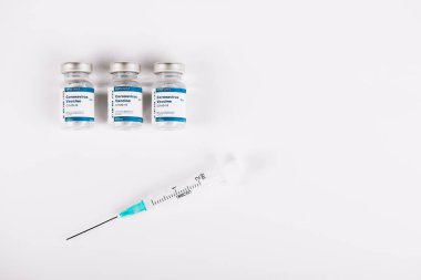 Aşı tüpleri ve beyaz arka planlı şırınga. Gülümse tıbbi konsept. Boşluğu kopyala.