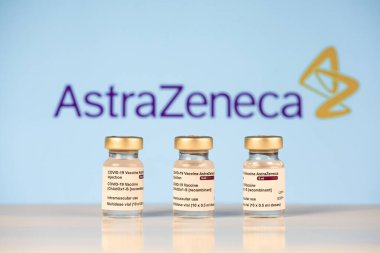 San Sebastian, Gipuzkoa, İspanya; 03 Şubat 2021.3 Covid-19 aşı tüpleri astrazeneca logotype ile tıbbi uzmanları ve risk altındaki insanları enjekte etmek için. SARS-CoV-2 aşı tedavisi. Boşluğu kopyala.