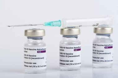 San Sebastian, Gipuzkoa, İspanya; 03 Şubat 2021.3 Covid-19 aşı tüpleri beyaz arkaplan ile tıbbi uzmanları ve risk altındaki insanları enjekte etmek için. SARS-CoV-2 aşı tedavisi. Boşluğu kopyala.