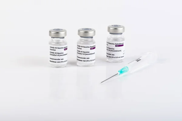 San Sebastian, Gipuzkoa, İspanya; 03 Şubat 2021 - 3 Covid-19 Astrazeneca aşı şişeleri beyaz arkaplan ile tıbbi uzmanları ve risk altındaki insanları enjekte etmek için. SARS-CoV-2 aşı tedavisi. Boşluğu kopyala.