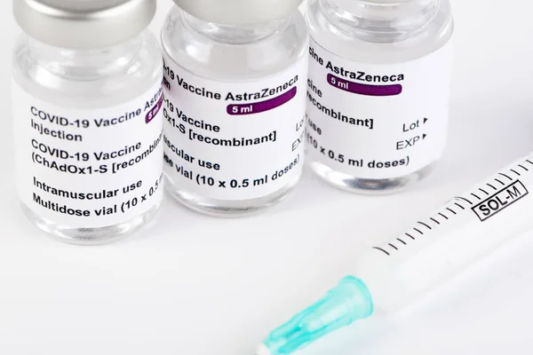 San Sebastian, Gipuzkoa, İspanya; 03 Şubat 2021 - 3 Covid-19 Astrazeneca aşı şişeleri beyaz arkaplan ile tıbbi uzmanları ve risk altındaki insanları enjekte etmek için. SARS-CoV-2 aşı tedavisi. Boşluğu kopyala.