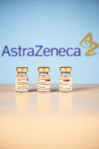 San Sebastian, Gipuzkoa, İspanya; 03 Şubat 2021.3 Covid-19 aşı tüpleri astrazeneca logotype ile tıbbi uzmanları ve risk altındaki insanları enjekte etmek için. SARS-CoV-2 aşı tedavisi. Boşluğu kopyala.