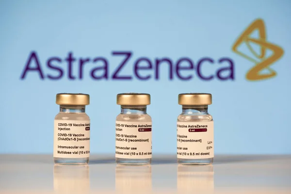 San Sebastian, Gipuzkoa, İspanya; 03 Şubat 2021.3 Covid-19 aşı tüpleri astrazeneca logotype ile tıbbi uzmanları ve risk altındaki insanları enjekte etmek için. SARS-CoV-2 aşı tedavisi. Boşluğu kopyala.