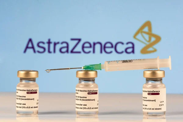 San Sebastian, Gipuzkoa, İspanya; 03 Şubat 2021.3 Covid-19 aşı tüpleri astrazeneca logotype ile tıbbi uzmanları ve risk altındaki insanları enjekte etmek için. SARS-CoV-2 aşı tedavisi. Boşluğu kopyala.