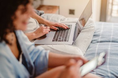 Evdeki dizüstü bilgisayarında tanınmayan kız arkadaşının yanında daktilo yazan kadın ellerini kapat. İş, evden çalışmak, online konsept eğitimi.