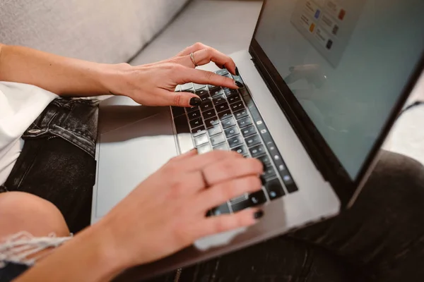 Evde dizüstü bilgisayarda klavye kullanan kadınların ellerini kapat. İş, evden çalışmak, online konsept eğitimi.