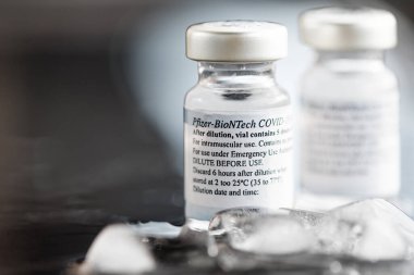San Sebastian, Gipuzkoa, İspanya; 24 Nisan 2021. Pfizer-Biyoteknik 'in hazırladığı Covid-19 aşısı şişelerinde kullanım talimatları. Kapatın. Seçici odak