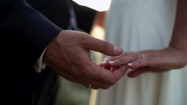 Tanımlanamayan çift gün batımında el ele tutuşuyor. Akşam romantik bir buluşmada gün batımına karşı el ele tutuşan çiftler. 60 fps 'de yakalandı. Yavaş çekim.
