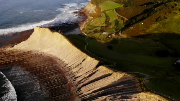 Luftaufnahme Einer Klippe Und Wellen Küstenmeer Zumaia Spanien — Stockvideo