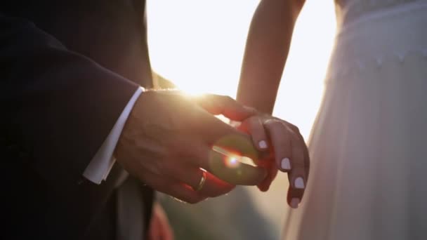 日落时无法辨认的夫妻牵着手 在浪漫的夜晚 男人和女人牵着手在夕阳西下的天空中牵着手 以每秒60英尺的速度被捕慢动作 — 图库视频影像