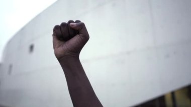 Yükseltilmiş Yumruk - Siyahların Yaşamları Protestoya Destek Veren Afrikalı Amerikalıların Yumruğu (BLM). - Kapat.