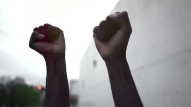 Kalkmış Yumruklar - Siyahların Yaşamları Protestosunda Destek Gösteren Afrikalı Amerikalıların İki Yumruğu (BLM). - Kapat.