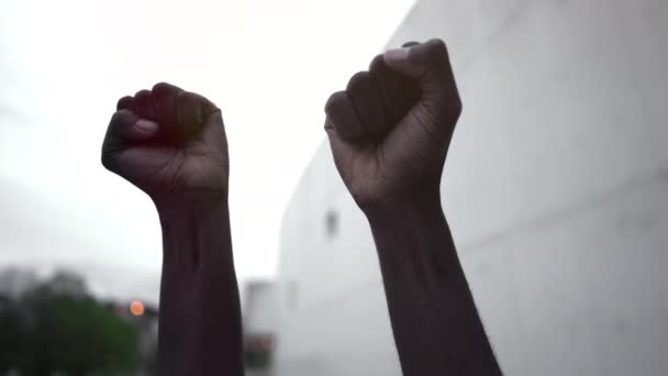 拳を上げる 黒人生活問題の抗議 Blm で支援を示すアフリカ系アメリカ人の2つの拳 Blm 終わりだ — ストック動画
