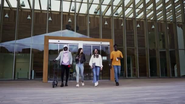 Группа Мультирасовых Студентов Удовольствием Прогуливается Зданию Современной Школы Выстрел Положения — стоковое видео