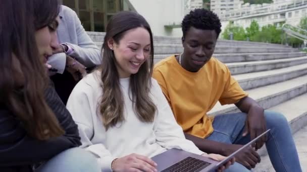 Студенти Коледжу Розважаються Сидячи Сходах Дивлячись Ноутбук Університеті Середній Постріл — стокове відео