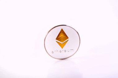 Ethereum Crypto Para Birimi Beyaz Arkaplanda İzole Edilmiş. Sanal para konsepti. Madencilik ya da engelleme teknolojisi.