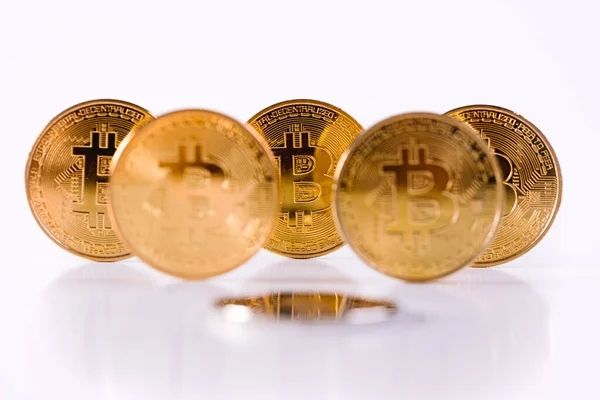 Altın Kripto Bitcoin Sikkeleri, beyaz arka planda izole edilmiş masanın üzerinde Üçgen şeklinde sipariş edilmiş. Uzayı kopyala Sanal para konsepti. Madencilik ya da engelleme teknolojisi.