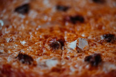 Domatesli, peynirli ve zeytinli pizza. Makro atış.