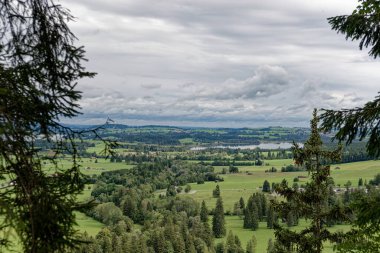 Bulutlu bir sonbahar günü Alplerin eteğindeki bir şatonun yanında.
