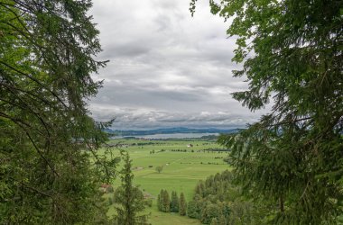 Bulutlu bir sonbahar günü Alplerin eteğindeki bir şatonun yanında.