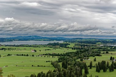 Bulutlu bir sonbahar günü Alplerin eteğindeki bir şatonun yanında.