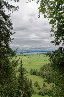 Bulutlu bir sonbahar günü Alplerin eteğindeki bir şatonun yanında.