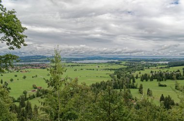 Bulutlu bir sonbahar günü Alplerin eteğindeki bir şatonun yanında.