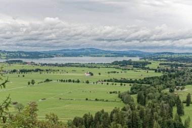 Bulutlu bir sonbahar günü Alplerin eteğindeki bir şatonun yanında.