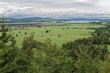 Bulutlu bir sonbahar günü Alplerin eteğindeki bir şatonun yanında.