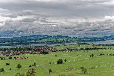 Bulutlu bir sonbahar günü Alplerin eteğindeki bir şatonun yanında.