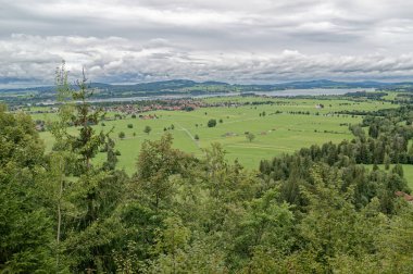 Bulutlu bir sonbahar günü Alplerin eteğindeki bir şatonun yanında.