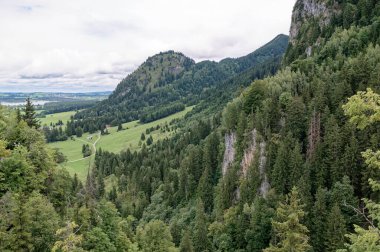 Bulutlu bir sonbahar günü Alplerin eteğindeki bir şatonun yanında.
