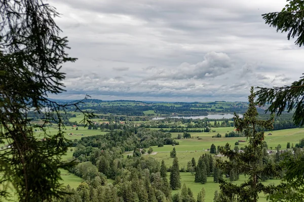 Bulutlu bir sonbahar günü Alplerin eteğindeki bir şatonun yanında.