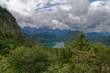 Bulutlu bir sonbahar günü Alplerin eteğindeki bir şatonun yanında.