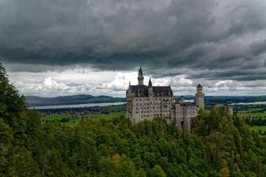 Bulutlu bir sonbahar günü Alplerin eteğindeki bir şatonun yanında.