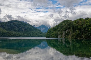 Bulutlu bir sonbahar günü Alplerin eteğindeki bir şatonun yanında.