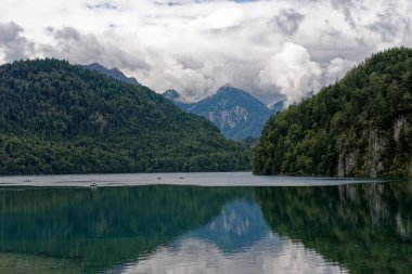 Bulutlu bir sonbahar günü Alplerin eteğindeki bir şatonun yanında.