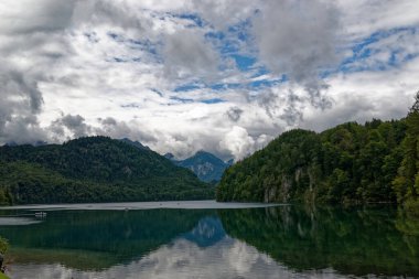 Bulutlu bir sonbahar günü Alplerin eteğindeki bir şatonun yanında.