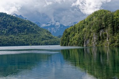 Bulutlu bir sonbahar günü Alplerin eteğindeki bir şatonun yanında.