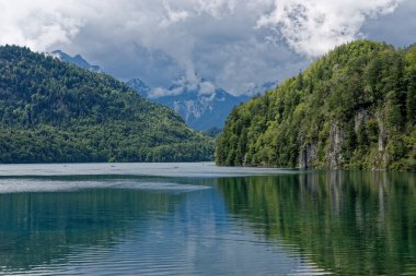 Bulutlu bir sonbahar günü Alplerin eteğindeki bir şatonun yanında.