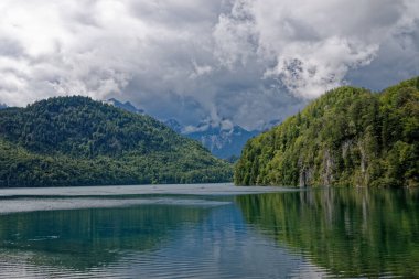 Bulutlu bir sonbahar günü Alplerin eteğindeki bir şatonun yanında.