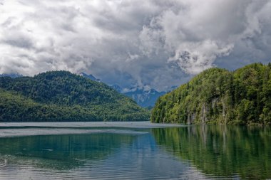 Bulutlu bir sonbahar günü Alplerin eteğindeki bir şatonun yanında.