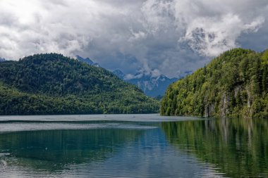 Bulutlu bir sonbahar günü Alplerin eteğindeki bir şatonun yanında.