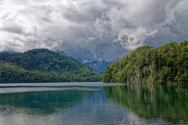 Bulutlu bir sonbahar günü Alplerin eteğindeki bir şatonun yanında.