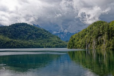 Bulutlu bir sonbahar günü Alplerin eteğindeki bir şatonun yanında.