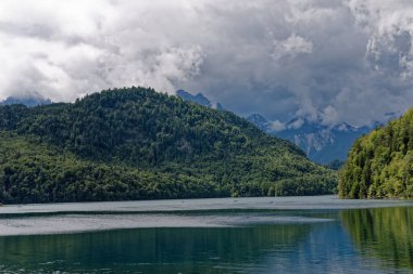 Bulutlu bir sonbahar günü Alplerin eteğindeki bir şatonun yanında.