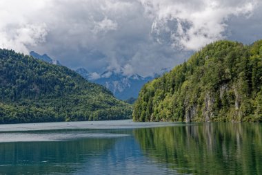 Bulutlu bir sonbahar günü Alplerin eteğindeki bir şatonun yanında.